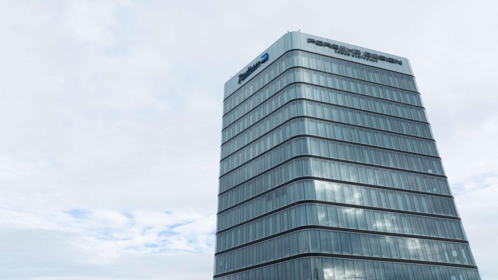 Radisson Blu Hotel At Porsche Design Tower Щутгарт Екстериор снимка