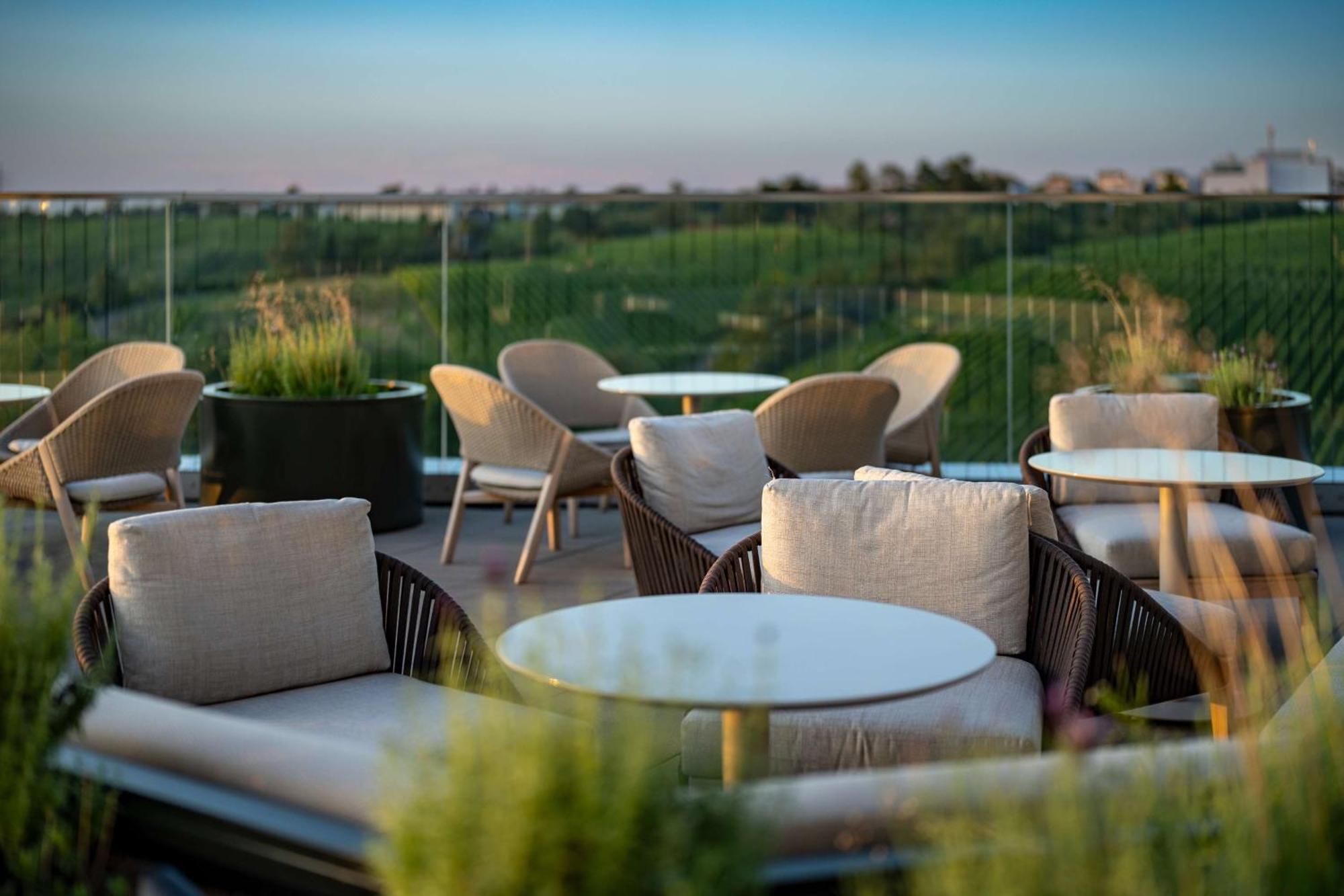 Radisson Blu Hotel At Porsche Design Tower Щутгарт Екстериор снимка