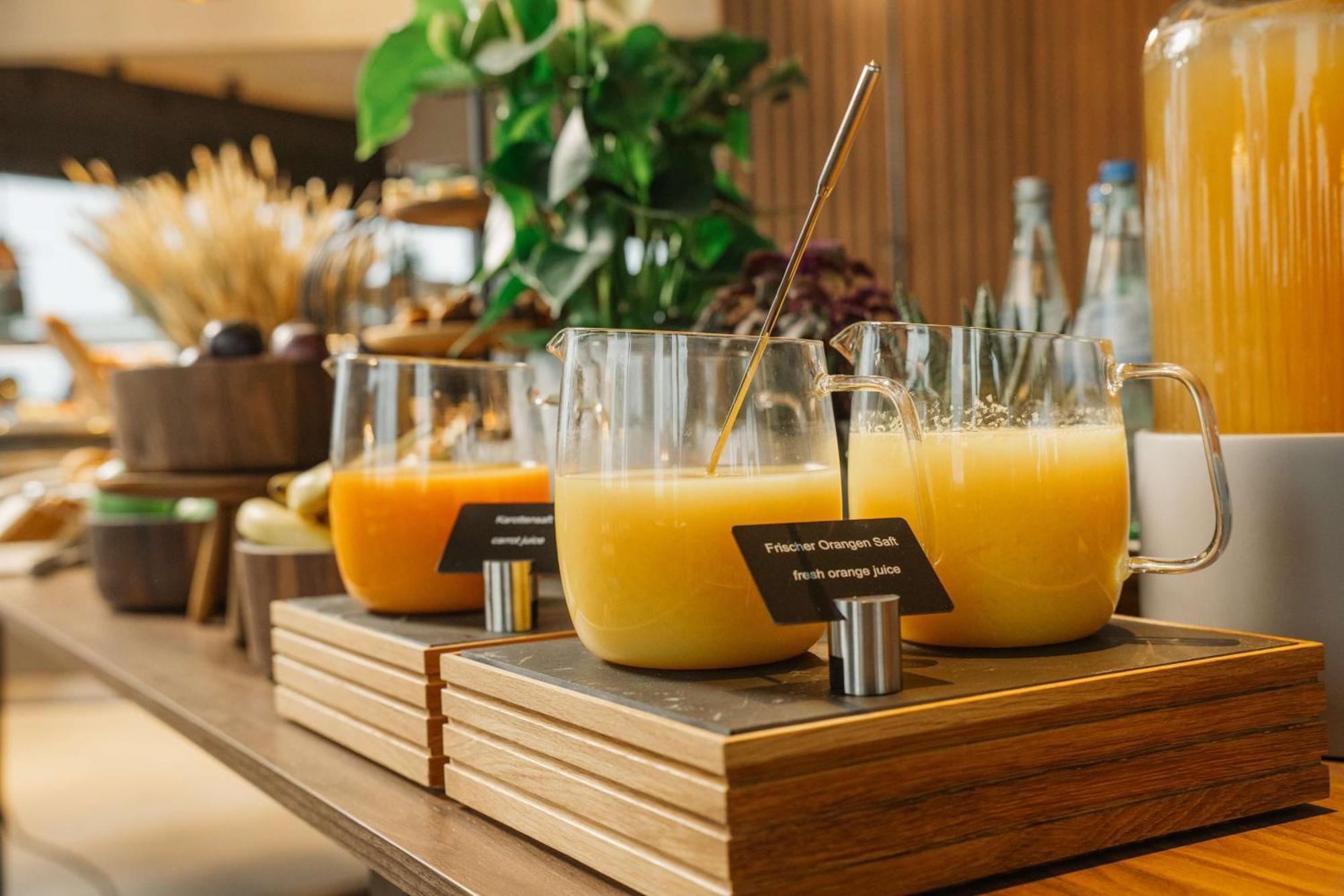 Radisson Blu Hotel At Porsche Design Tower Щутгарт Екстериор снимка