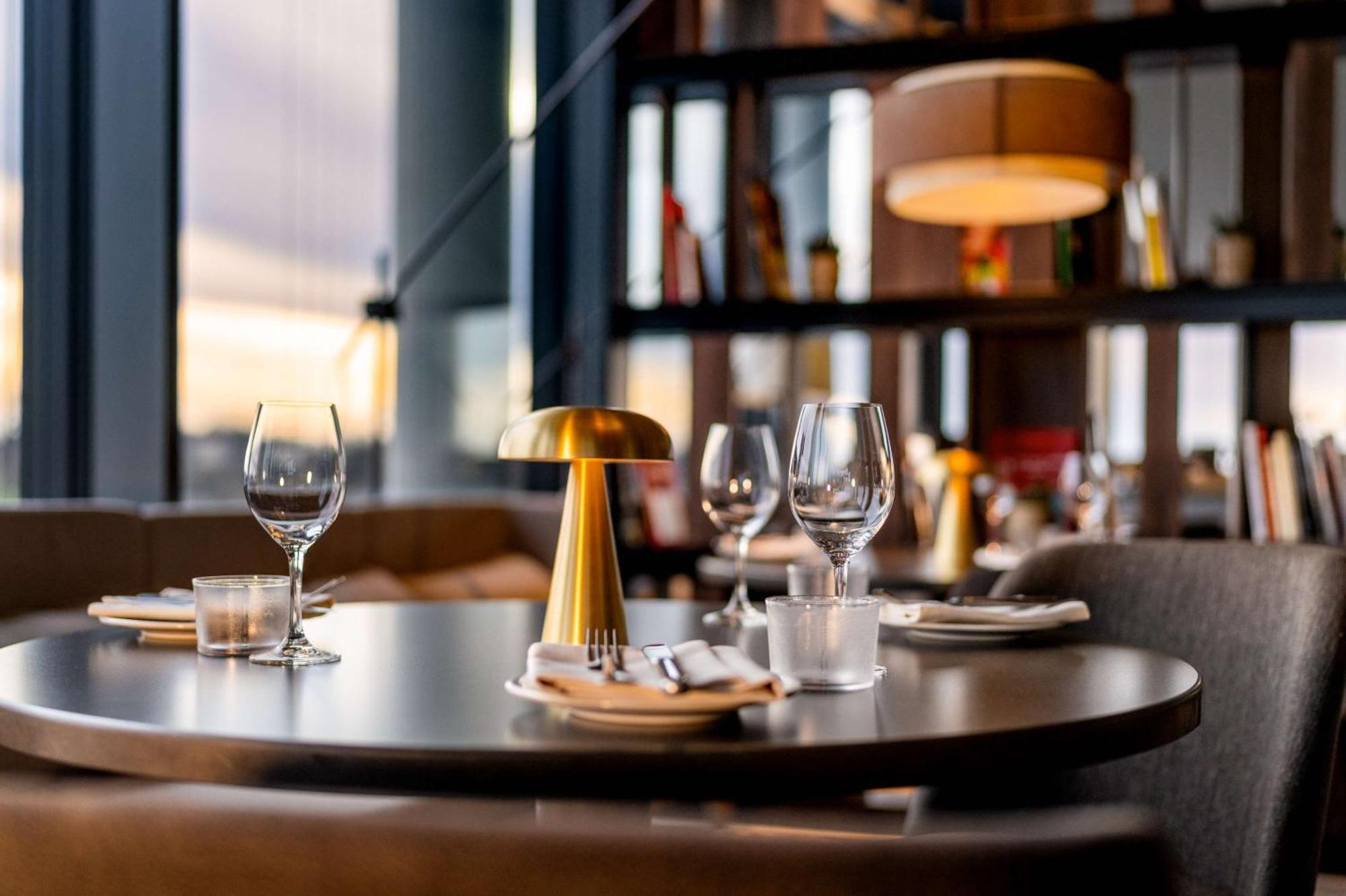 Radisson Blu Hotel At Porsche Design Tower Щутгарт Екстериор снимка