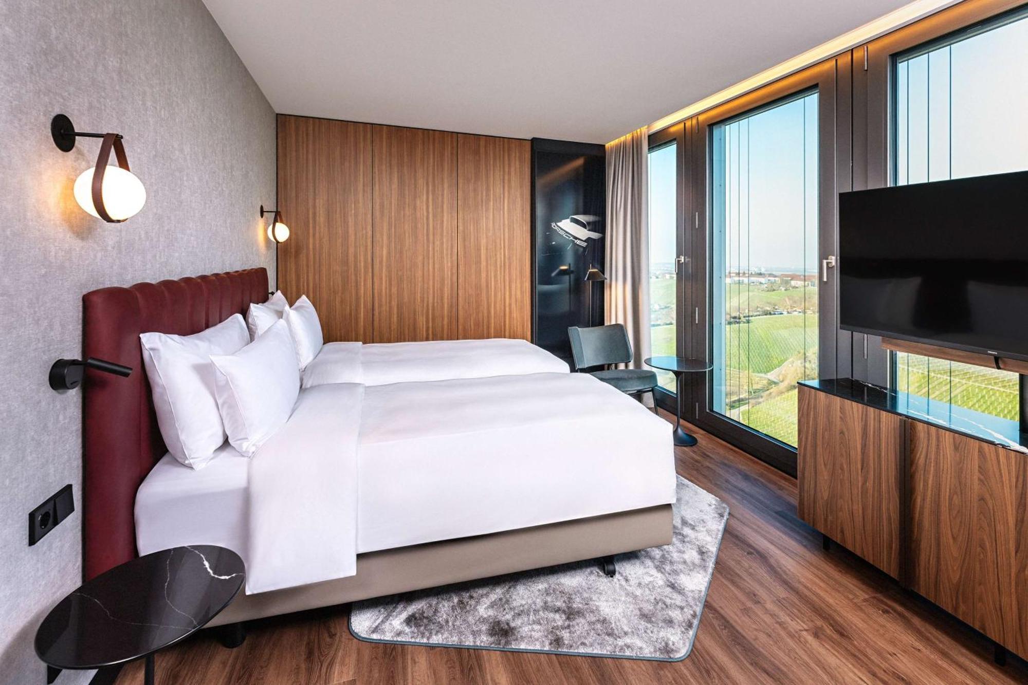 Radisson Blu Hotel At Porsche Design Tower Щутгарт Екстериор снимка