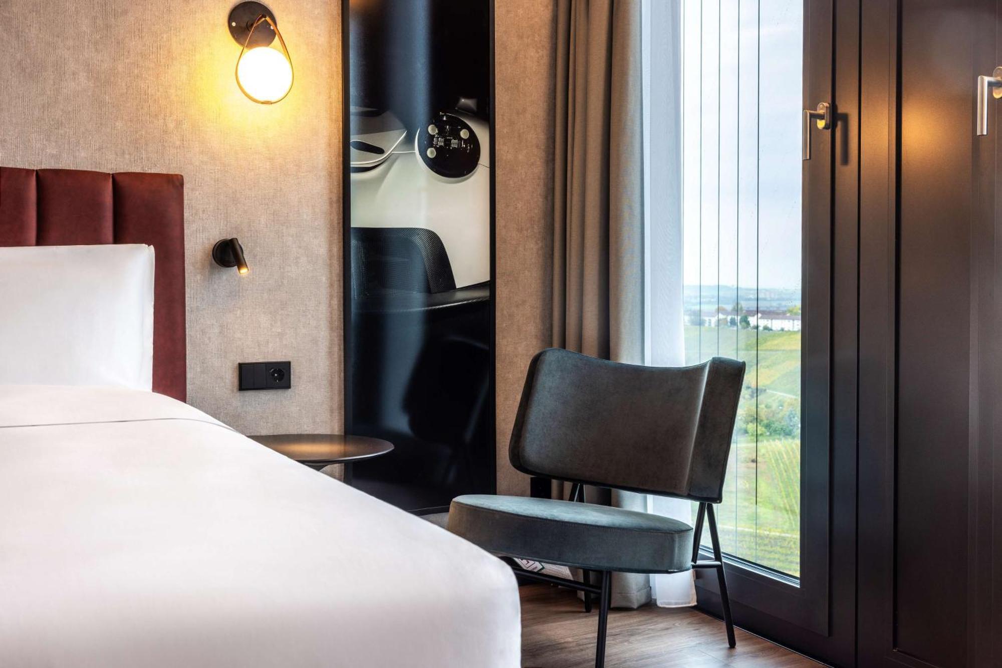 Radisson Blu Hotel At Porsche Design Tower Щутгарт Екстериор снимка