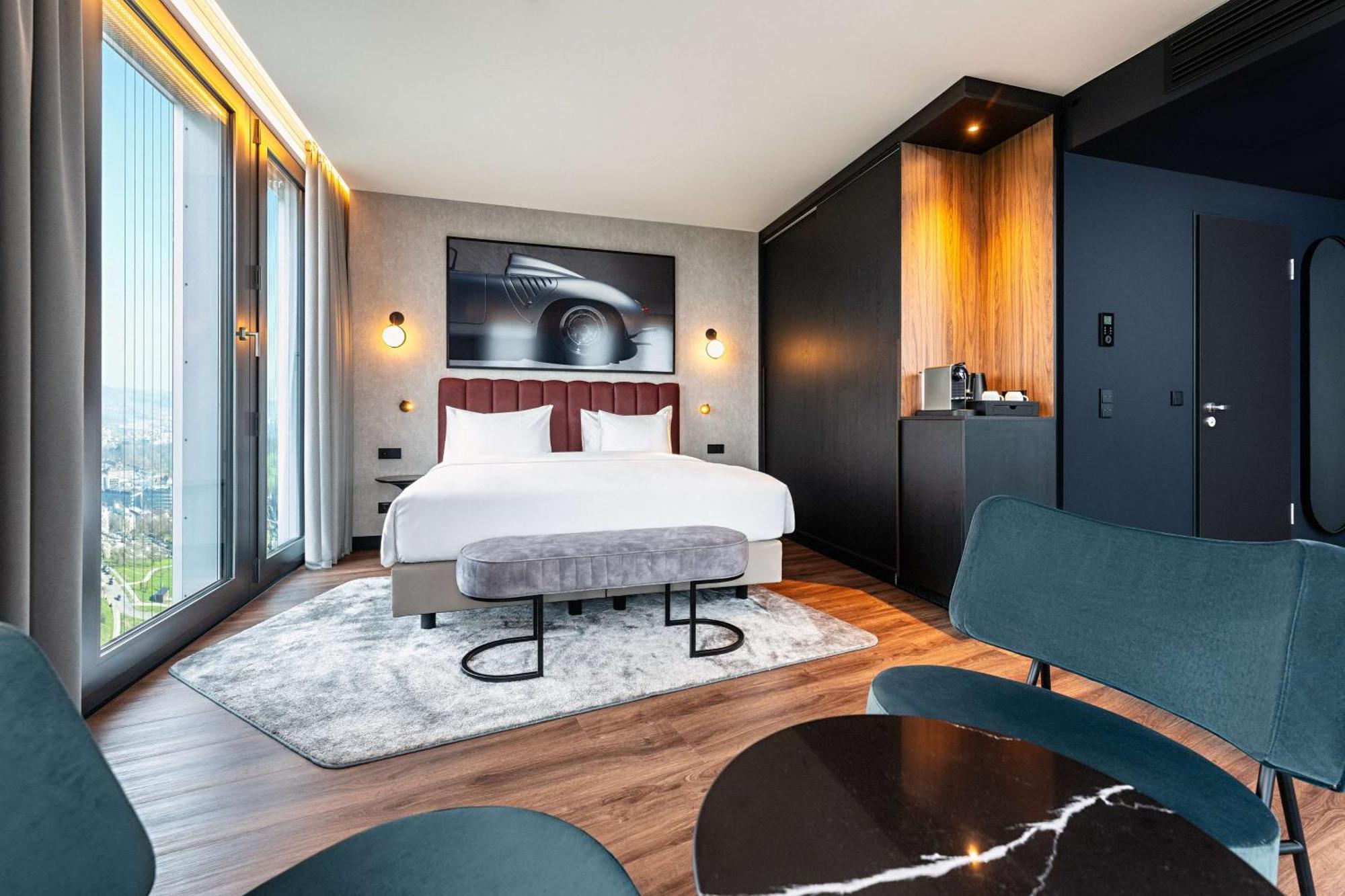 Radisson Blu Hotel At Porsche Design Tower Щутгарт Екстериор снимка